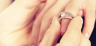 求婚後，與將攜手共度的她，一同回到錦泰珠寶，挑選喜愛的戒指款式並丈量戒圍後，訂製鑽戒，約1個月後可取件，見證美好幸福。